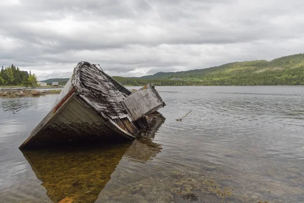 Sığ Bir Körfezin Dibinde Duran Eski Terk Edilmiş Bir Tekne — Stok fotoğraf