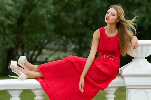 La mujer se sienta sobre rieles — Foto de Stock