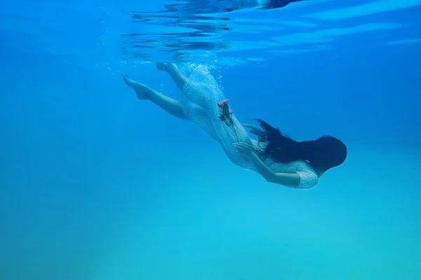 Mädchen im Wasser — Stockfoto