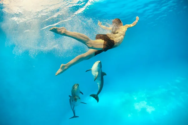 Девушка с дельфином — стоковое фото