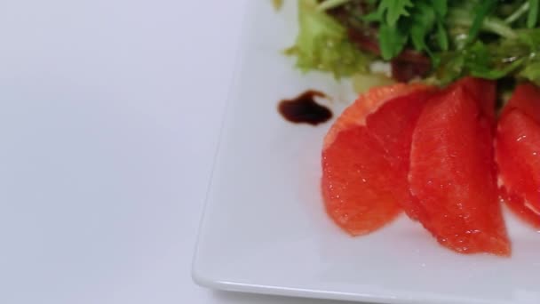 Salat mit Garnelen — Stockvideo