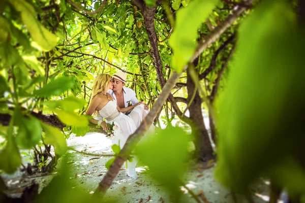 Junges Paar auf Hochzeitsreise — Stockfoto