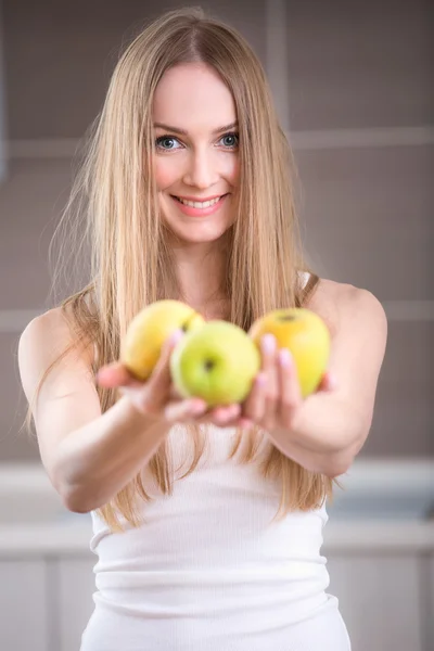 Donna con tre mele in mano — Foto Stock