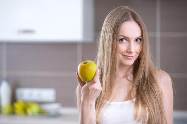 Frau mit Apfel — Stockfoto