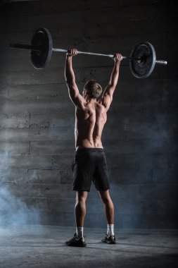 Barbell ile sporcu.