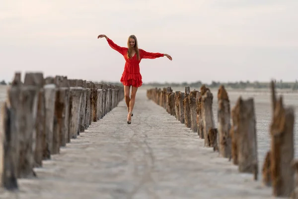 Žena baletní tanečnice pózuje na slaném pobřeží — Stock fotografie