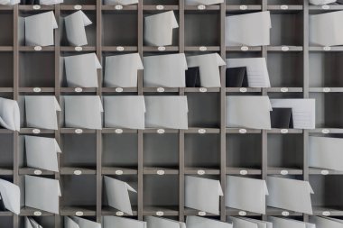 Rakamlarla numaralandırılmış bölümlerle büyük duruş