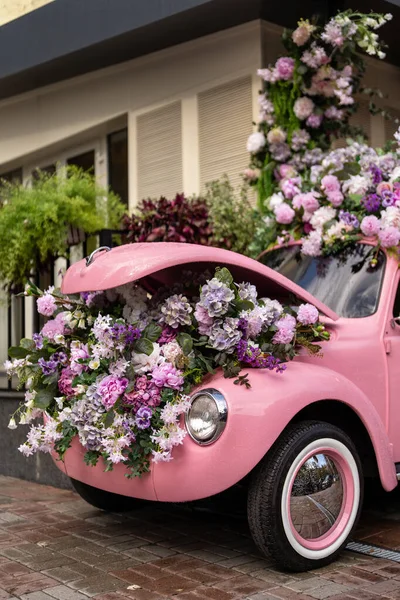 Винтажные красочные авто загружены цветами и превращены в украшения — стоковое фото