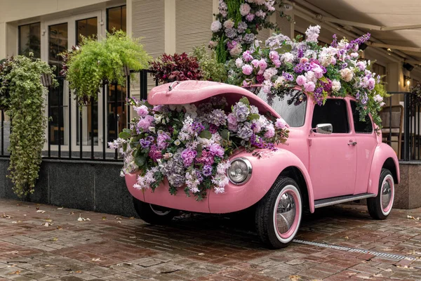 Vintage färgglada auto laddas med blommor och omvandlas till dekoration — Stockfoto