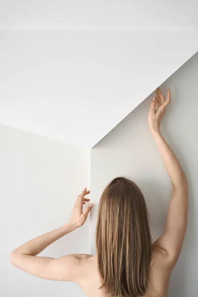 Mujer posando desde la espalda en el interior de la luz — Foto de Stock