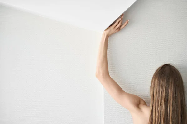 Mujer posando desde la espalda en el interior de la luz —  Fotos de Stock