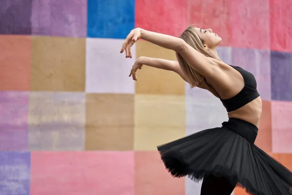 Blond balett dansare poserar bredvid färgglada vägg — Stockfoto