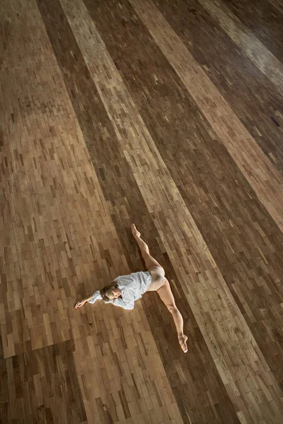 댄스 홀 안에서 포즈를 취하고 있는 금발의 발레 무용수 — 스톡 사진