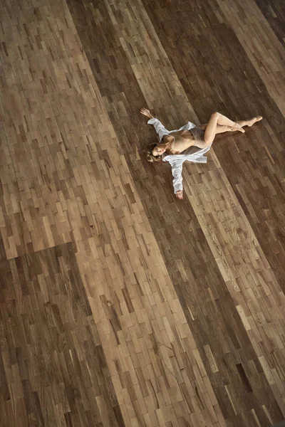 Dans salonunda poz veren sarışın balerin. Stok Fotoğraf