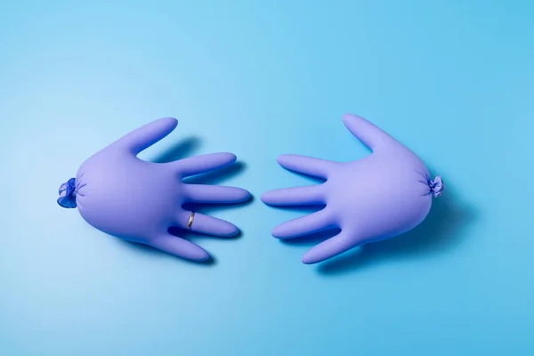 Beautiful View Purple Inflated Latex Gloves Which Lie Vibrant Blue — Stockfoto