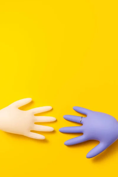Para Białych Fioletowych Nadmuchiwanych Rękawiczek Lateksowych Żywym Żółtym Tle Studiu — Zdjęcie stockowe