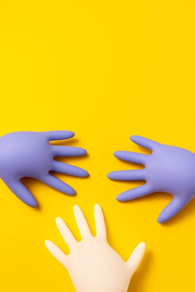 Twee Paarse Een Witte Opgeblazen Latex Handschoenen Een Levendige Gele — Stockfoto