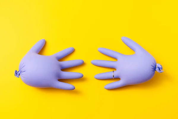 Nice View Purple Inflated Latex Gloves Which Lie Vibrant Yellow — Foto Stock