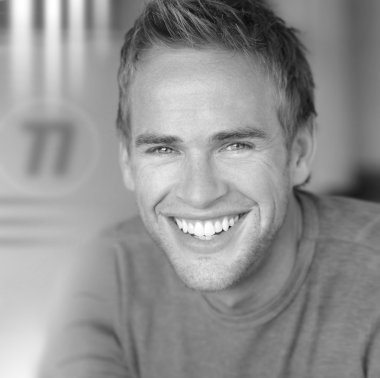 Genç adam gülümsüyor