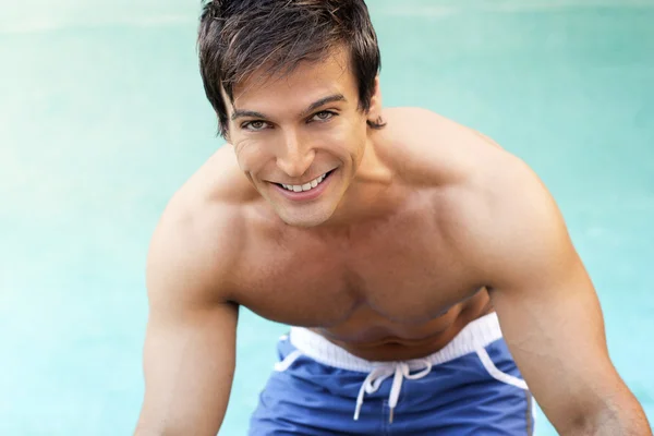 Hombre en la piscina — Foto de Stock