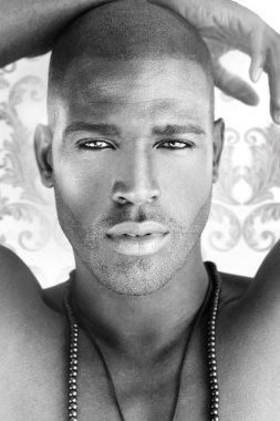 güzel bir adam yakın