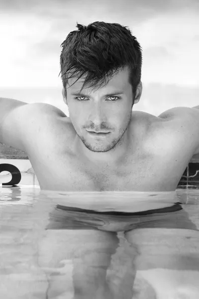 Hombre en la piscina — Foto de Stock