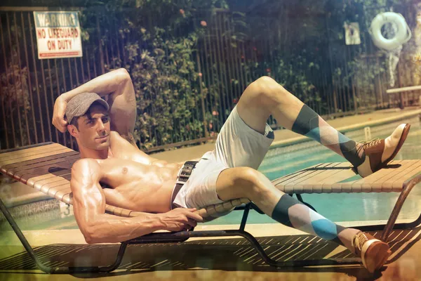 Hombre retro en la piscina — Foto de Stock