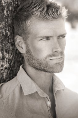 Genç adam.