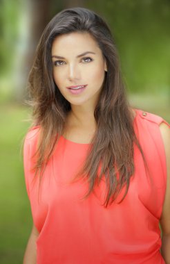 Kendine güvenen genç kadın