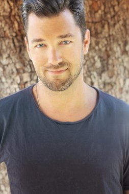 genç gülümseyen adam