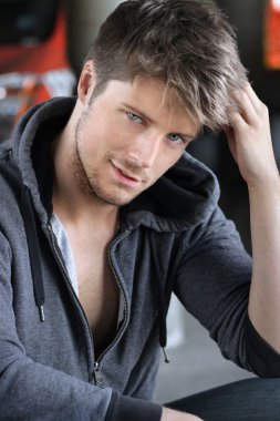 Sevimli genç adam.