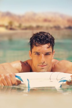 havuzda ateşli erkek