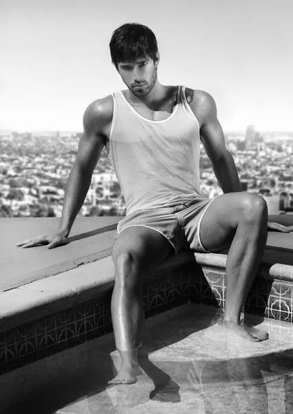 Jeune homme à la piscine — Photo