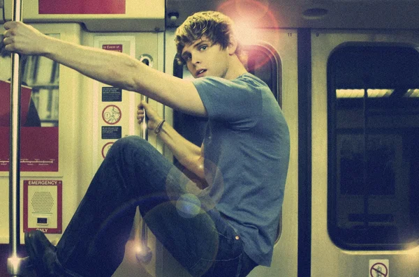 Mladý muž v metru — Stock fotografie