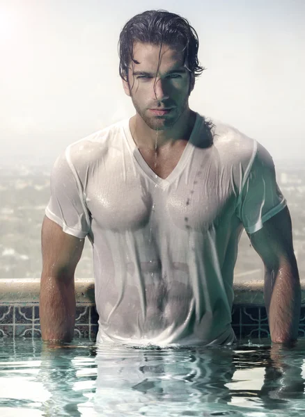 Hombre en la piscina — Foto de Stock