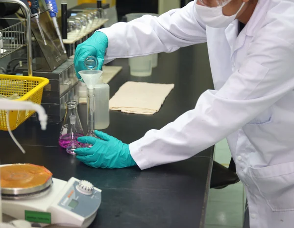 Tecnico di laboratorio al lavoro — Foto Stock