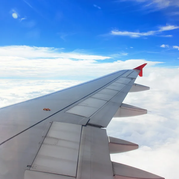 uçak kanadı uçuşta, pencereden bakıyor