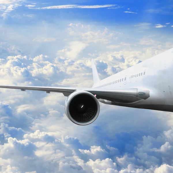 Gran avión de pasajeros volando en el cielo azul —  Fotos de Stock