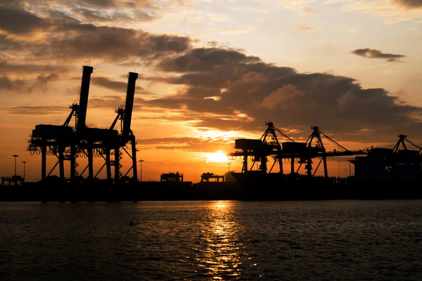 Промисловий порт під час заходу сонця — стокове фото