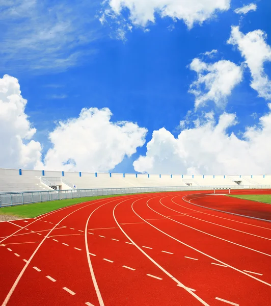 Running track with lanes over sky and clouds — Stock Photo, Image