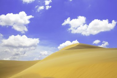 Mavi gökyüzü olan çöl manzarası