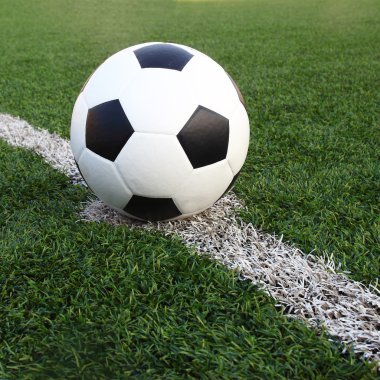 Sahada futbol topu