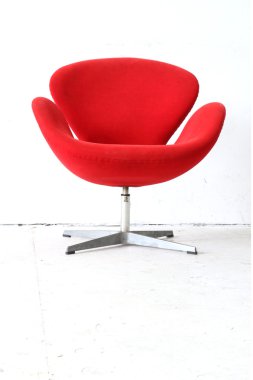 Beyaz arka plan üzerinde izole kırmızı modern koltuk