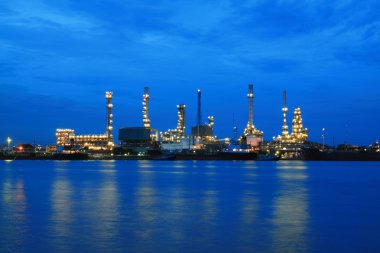 petrol rafineri tesisi alanı alacakaranlık sabah