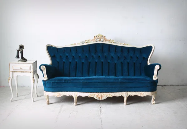 Современная столовая с синим диваном - рендеринг — стоковое фото