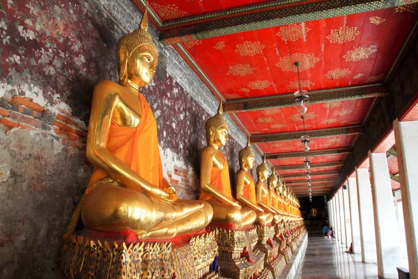 Golden buddhas arcade in bangkok — Stock Photo, Image