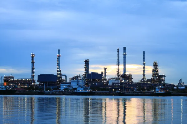 Oil Refinery plant area at twilight morning — Stock Photo, Image