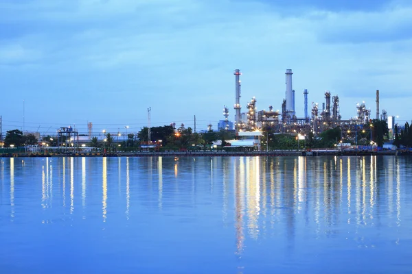 Área de planta de refinaria de óleo no crepúsculo da manhã — Fotografia de Stock