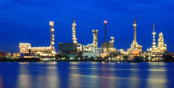 Área de planta de refinaria de óleo no crepúsculo da manhã — Fotografia de Stock