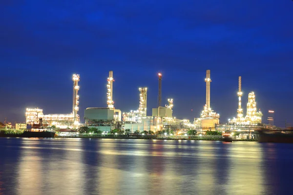 Área de planta de refinaria de óleo no crepúsculo da manhã — Fotografia de Stock